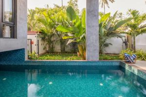 Piscina de la sau aproape de SaffronStays Vegas