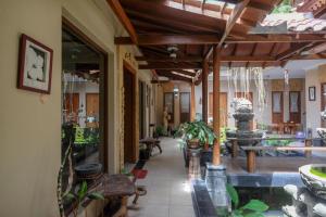 einen Flur mit einem Zimmer mit Pflanzen darin in der Unterkunft Urbanview Omah Eka Santi by RedDoorz in Yogyakarta