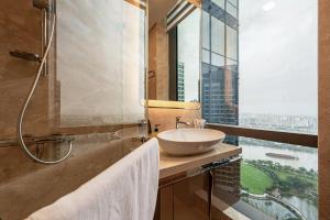 baño con lavabo y ducha con ventana en Landmark 81 Vinhomes Apartment Service, en Ho Chi Minh 281 fotos más