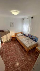 Un pat sau paturi într-o cameră la Holiday home in Vonyarcvashegy - Balaton 42697