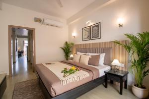 Ένα ή περισσότερα κρεβάτια σε δωμάτιο στο BedChambers Serviced Apartments, Sector 40