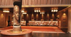 una hall con una statua al centro di un edificio di Clarion Hotel Post a Göteborg