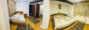 Un dormitorio con dos camas en una habitación. en Casa BOICO, en Gura Humorului