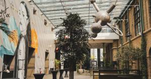 una statua di un orso appesa al soffitto di un edificio di Clarion Hotel Post a Göteborg