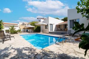 a swimming pool in front of a villa at Villa SeaBerry in Coral Bay