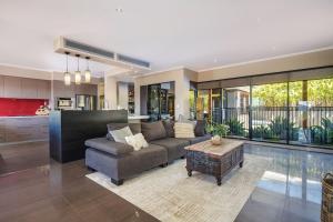 Ruang duduk di Red Lotus Estate - Grand, Scenic and Made for Groups