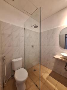 Bilik mandi di Saphala Suites Seminyak