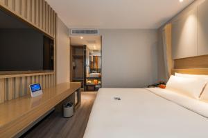 Postel nebo postele na pokoji v ubytování Atour X Hotel Beijing Sanyuan Bridge