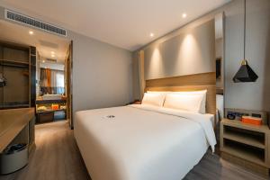 Postel nebo postele na pokoji v ubytování Atour X Hotel Beijing Sanyuan Bridge