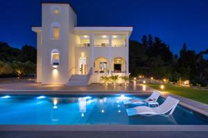 Bazén v ubytování Sunset View Paradisi Villa nebo v jeho okolí