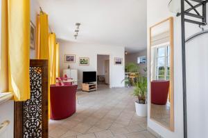 Zimmer mit einem Flur und einem Spiegel in der Unterkunft Bi Pasders in Nordstrand