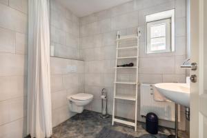 ein Badezimmer mit Toilette und Waschbecken in der Unterkunft Bi Pasders in Nordstrand + 25 Fotos