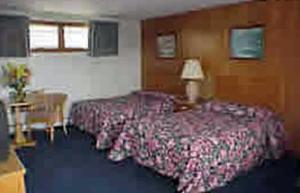 Tempat tidur dalam kamar di Blue Sea Motor Inn