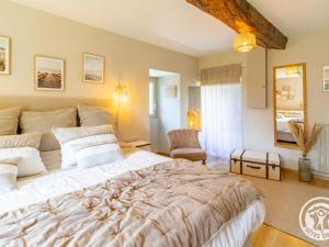 Φωτογραφία από το άλμπουμ του Gîte de Charme en Campagne - Confort & Luxe - FR-1-622-110 σε Chazé-sur-Argos