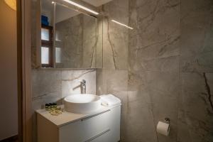 une salle de bain avec un lavabo et un miroir dans l'établissement Kavo Plako Studio 1, à Palekastro 22 autres photos