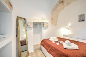 Postel nebo postele na pokoji v ubytování Dimora Tra Gli Ulivi With Private Jacuzzi - Happy Rentals