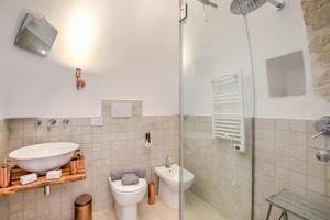 Koupelna v ubytování Dimora Tra Gli Ulivi With Private Jacuzzi - Happy Rentals