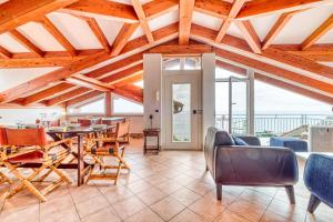 Χώρος καθιστικού στο Villa Luce del Sol with Pool