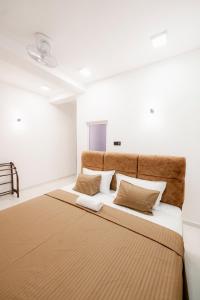 een groot bed in een kamer met witte muren bij Ransara Resort in Dikwella