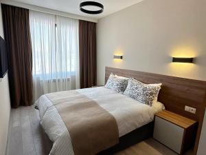 Voodi või voodid majutusasutuse Crystal Loft Block C Apartment with views toas