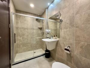 Vannituba majutusasutuses Crystal Loft Block C Apartment with views +24 fotot