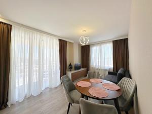 พื้นที่นั่งเล่นของ Crystal Loft Block C Apartment with views