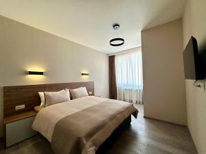 เตียงในห้องที่ Crystal Loft Block C Apartment with views