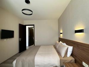 เตียงในห้องที่ Crystal Loft Block C Apartment with views