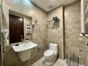 ห้องน้ำของ Crystal Loft Block C Apartment with views