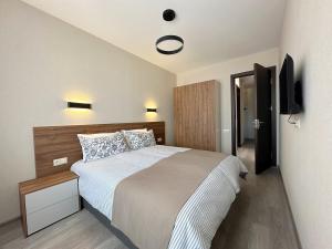 เตียงในห้องที่ Crystal Loft Block C Apartment with views