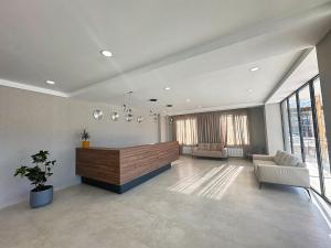 พื้นที่นั่งเล่นของ Crystal Loft Block C Apartment with views