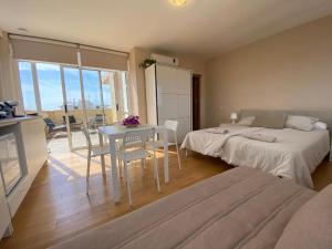 Posteľ alebo postele v izbe v ubytovaní Modern flat and private attic close to beach