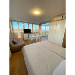Televízia a/alebo spoločenská miestnosť v ubytovaní Modern flat and private attic close to beach