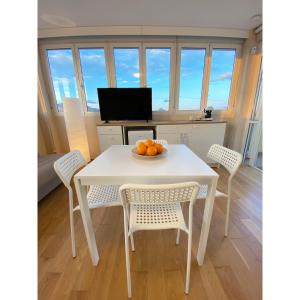 Televízia a/alebo spoločenská miestnosť v ubytovaní Modern flat and private attic close to beach