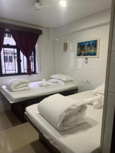 Un pat sau paturi într-o cameră la Om Guest House