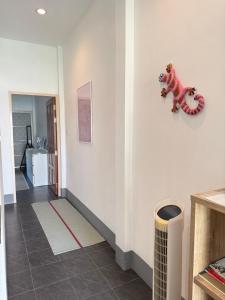 een kamer met een hagedissenklok aan de muur bij Tropical 1 Bedroom Pool House In Central Location in Hua Hin