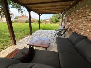 a dog laying on a couch on a patio at modernes „Tiny House“ in Vŭbel