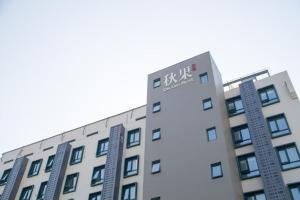 un edificio con un cartello in cima di TRUE GO Hotel Bejing Sanyuangiao Yansha a Pechino