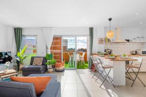 kuchnia i salon z niebieską kanapą w obiekcie MEDANO4YOU Casa Toya w mieście El Médano +37 zdjęć