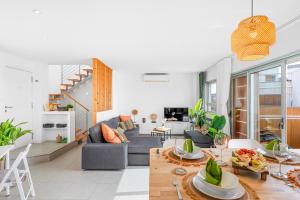 salon z kanapą i stołem w obiekcie MEDANO4YOU Casa Toya w mieście El Médano