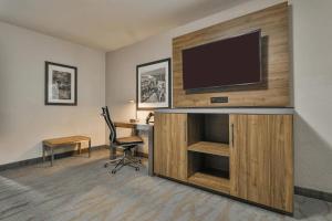 斯特劳兹堡The Penn Stroud, Stroudsburg - Poconos, Ascend Hotel Collection的配有书桌和平板电视的酒店房间