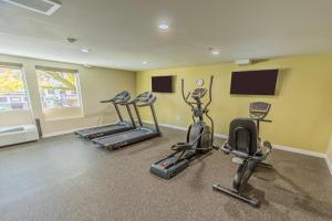 The Penn Stroud, Stroudsburg - Poconos, Ascend Hotel Collection的健身中心和/或健身设施