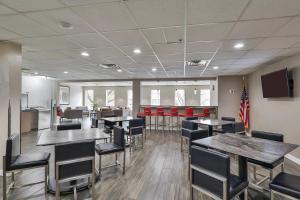 The Penn Stroud, Stroudsburg - Poconos, Ascend Hotel Collection的电视和/或娱乐中心