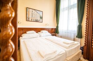 Postel nebo postele na pokoji v ubytování Tisza Hotel + 35 fotografií