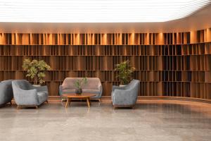 Ein Sitzbereich in der Unterkunft Dazzler by Wyndham Montevideo