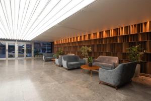 Ein Sitzbereich in der Unterkunft Dazzler by Wyndham Montevideo