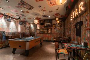 Ein Billardtisch in der Unterkunft Dazzler by Wyndham Montevideo
