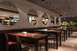 Ein Restaurant oder anderes Speiselokal in der Unterkunft Dazzler by Wyndham Montevideo 