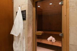 ein Bad mit einer Dusche und einem Handtuch an der Tür in der Unterkunft Dazzler by Wyndham Montevideo in Montevideo