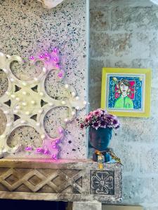 Fotografie z fotogalerie ubytování Hydria Guest House Art Gallery Dimora d artista con terrazza e vasca idromassaggio nel cuore del borgo antico Artists Home with terrace and jacuzzi in the heart of the old town v destinaci Acquaviva delle Fonti